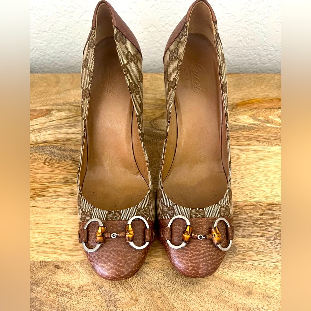 Gucci signature logo pumps